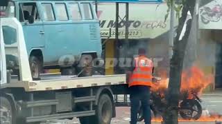 Motociclista põe fogo em moto que seria apreendida e foge [upl. by Hairahcaz664]