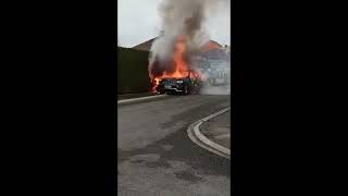 Somme  une voiture entièrement détruite par les flammes à Montdidier [upl. by Crespo]