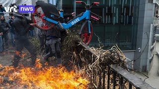 Actievoerende boeren laten klein slagveld achter in Brussel [upl. by Melisse]