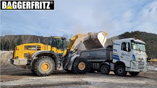 Komatsu WA500 wheelloader loads trucks [upl. by Foster]