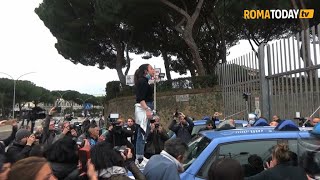 Roma a Rebibbia è rivolta fuori dal carcere [upl. by Belle]