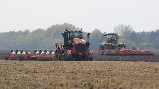 Versatile 550 DT Claas Xerion 5000 working in one field [upl. by Aikimat]