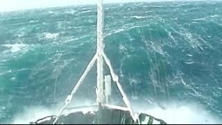 Un bateau remorqueur dans une tempête Force 12  Vague scélérate [upl. by Ennaerb]