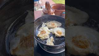 Huevos estrellados en sartén de acero food cooking breakfast egg yummy youtubeshorts comida [upl. by Cloe275]