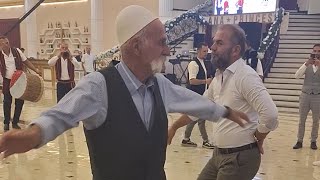 Rifat Jashari dhe djali i Adem Jasharit kërcejnë së bashku në një dasmë [upl. by Nairdad]