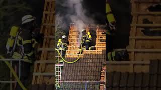 Dachgeschoss am Wallberg in Pforzheim brennt nachdem es frisch eingedeckt wurde [upl. by Skilken]