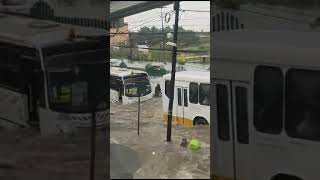 Abuelita es arrastrada por las lluvias en la Avenida López Portillo Coacalco México [upl. by Cahan]