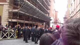 PAPA FRANCESCO A SORPRESA IN STRADA SALUTA I FEDELI [upl. by Kelula395]