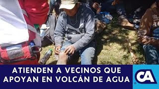 Socorristas brindan protección a vecinos que apoyan acciones contra incendio en el volcán de Agua [upl. by Eener]