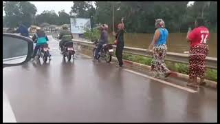 Alerteinondation  Le pont d’Allassoyah à Forécariah envahie par les eaux [upl. by Nylodnew752]