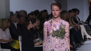 Parigi moda donna lesplosione di fiori per Giambattista Valli [upl. by Yelbmik986]