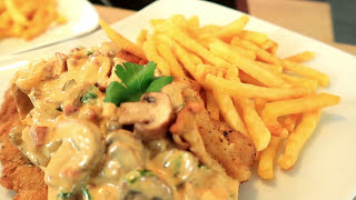 Schnitzel mit Pilzrahmsoße Rezept  Jägerschnitzel  Champignonrahmsauce kochen  Pommes [upl. by Karas290]