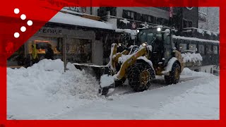 Continua a nevicare a Madonna di Campiglio ruspe in azione nel paese [upl. by Honan]