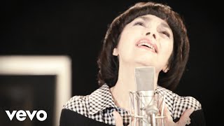 Mireille Mathieu  Une vie damour [upl. by Notgnihsaw]