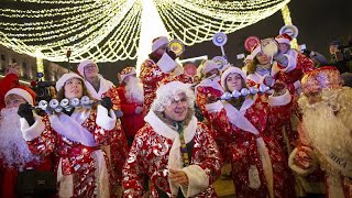 Trotz CovidGefahr in Russland Väterchen Frost darf mit Kindern feiern [upl. by Anelat]