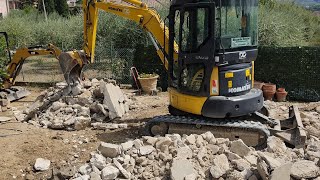 Demolizione cemento con escavatore komatsu pc35 e martello [upl. by Ohce]