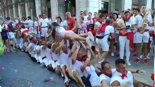 Fêtes de Bayonne 2018  un quotPaquitoquot improvisé place de la mairie [upl. by Ivanah]