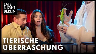 Klaas und Stefanie Giesinger werden mit RiesenInsekten überrascht  Late Night Berlin [upl. by Coraline]