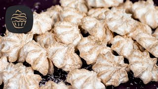 Kokosbusserl 💋  Rezept für leckere Weihnachtsplätzchen  Kokosmakronen [upl. by Tobin]