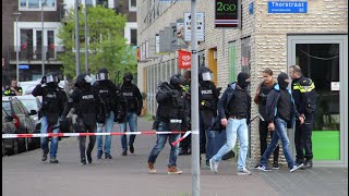 ArrestatieTeam AT valt winkel binnen voor vuurwapen gevaarlijke man [upl. by Eilatan553]