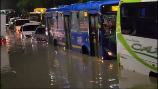 Miles de personas que se desplazan por la Autopista Norte tuvieron retrasos por la grave inundación [upl. by Rriocard581]