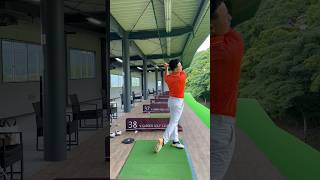 右足を使って左へ体重を押し込んでいくイメージで打っています。回転式スイング varigol shorts golf ゴルフ ゴルフスイング [upl. by Chlo]