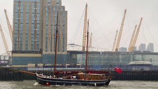 TYPHOON CLIPPER overtaking KOMMANDØREN in LONDON [upl. by Vipul]