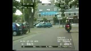 Blik op de Weg OFFICIAL  Fragment Brommerrijder wil een wheelie maken [upl. by Karlens220]