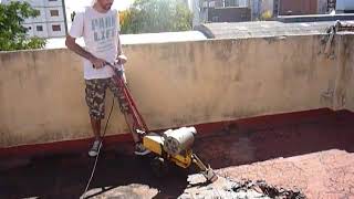 Walter sacando el asfalto viejo de su terraza para realizar el mismo la impermeabilización [upl. by Burtie400]