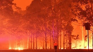 Skies turn bloodorange as fires trap 4000 people on Mallacoota beach in Australia [upl. by Ynneb]