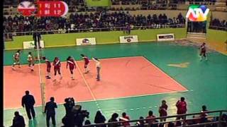 Leyla Chihuán y Natalia Málaga se enfrentaron durante el partido de Voley  Teletón 2011 [upl. by Ykvir]