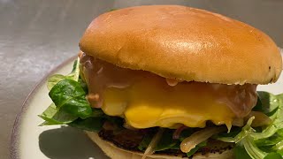 HAMBURGER CON CIPOLLA CARAMELLATA E SALSA CRISPY 🍔 [upl. by Jadda]