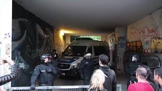 Helm anfassen verboten Polizei reagiert drastisch auf Berührungen 1MaiDemo 2019 in Berlin [upl. by Senalda]