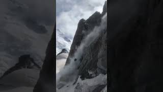 Éboulement sur l’Arête des Cosmiques massif du Mont Blanc 29082022 dans un bruit terrible [upl. by Vescuso]