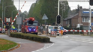 Brandweer moet met spoed door een kapotte spoorwegovergang [upl. by Ania]