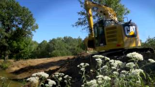 The Cat® 315F Hydraulic Excavator Working In Tight Space Pond Cleaning [upl. by Dutch349]