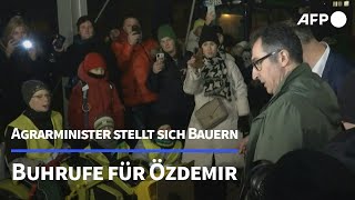 Buhrufe für Özdemir  Agrarminister stellt sich Bauern  AFP [upl. by Old]