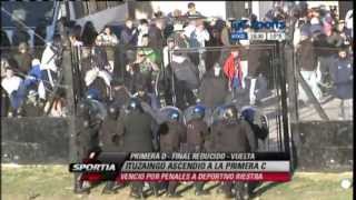 Los incidentes de los hinchas de Riestra en la Primera D [upl. by Nnylrac]