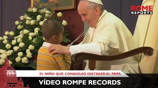 El vídeo del niño que consiguió distraer al Papa rompe records [upl. by Wiggins]