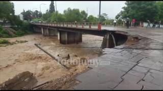 La crecida del Río Chico arrasa con el puente Argañaraz [upl. by Lemieux]