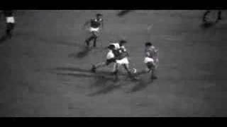 BEST GOAL Pelé NO 10 making a fool out of Eusébio NO 10 Santos x Benfica  1962 [upl. by Muna301]