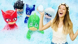 Los PJ Masks en la piscina de espuma y burbujas Guardería Infantil Videos de juguetes para niños [upl. by Ennayt]