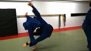 JUDO RANDORI BLACK BELT PUTS ON CLINIC IN SPARRING [upl. by Yraillih162]