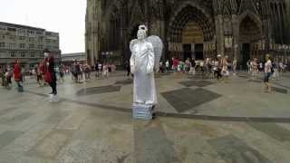 Flying magic man schwebender Mann Gaukler Zauberer Köln Dom 2013 [upl. by Borreri]