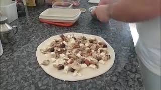 Pizza Con Mozzarella Funghi Trifolati e Pomodori Secchi [upl. by Otho]