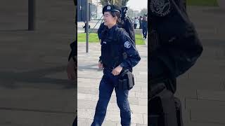 嘉警小记者警营开放日中的美女特警姚警官，好亲民呀嘉兴特警女特警 警察 police [upl. by Amaris]