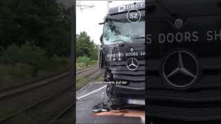 Lkw stößt in Dresden mit Straßenbahn zusammen [upl. by Wellington]