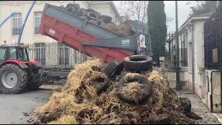 Châteauroux  les agriculteurs mécontents vident une remorque aux grilles de la préfecture [upl. by Zoilla]