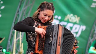 Claudia Hinker spielt die „Mooskirchner Polka“ gemeinsam mit „Die Lauser“ auf der Kaiser Wiesn [upl. by Devora]