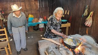 quotYa no aguantamos a trabajar tenemos 91 añosquot Tío Faustino y Tía Julia [upl. by Hanleigh803]